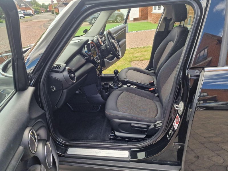 MINI HATCH